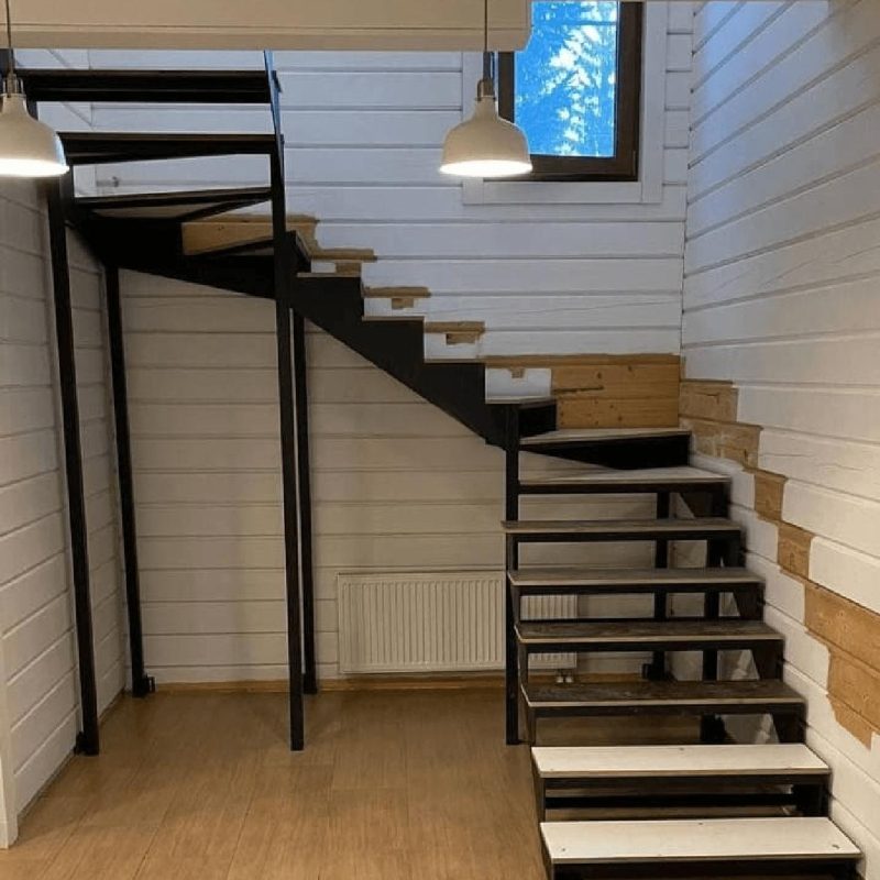 Трехмаршевый каркас забежной железной лестницы в брусовом доме