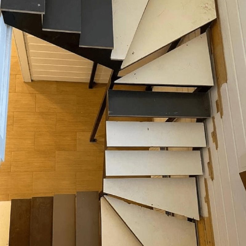 Трехмаршевый каркас забежной железной лестницы в брусовом доме