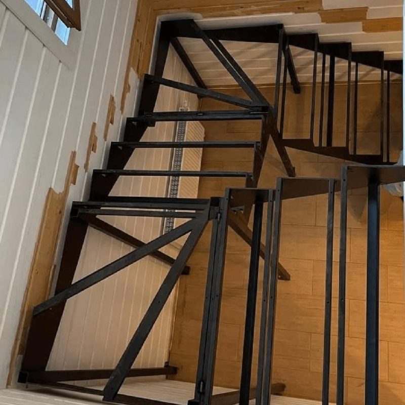 Трехмаршевый каркас забежной железной лестницы в брусовом доме