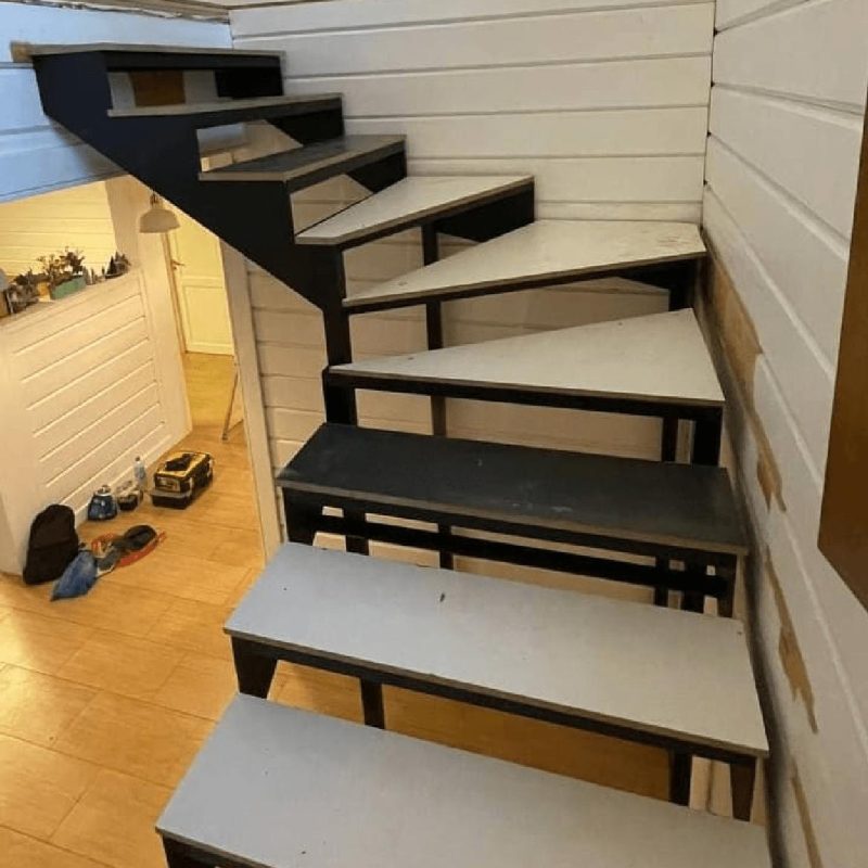 Трехмаршевый каркас забежной железной лестницы в брусовом доме