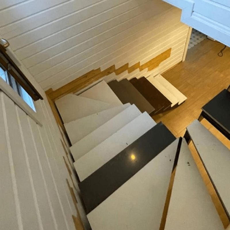 Трехмаршевый каркас забежной железной лестницы в брусовом доме