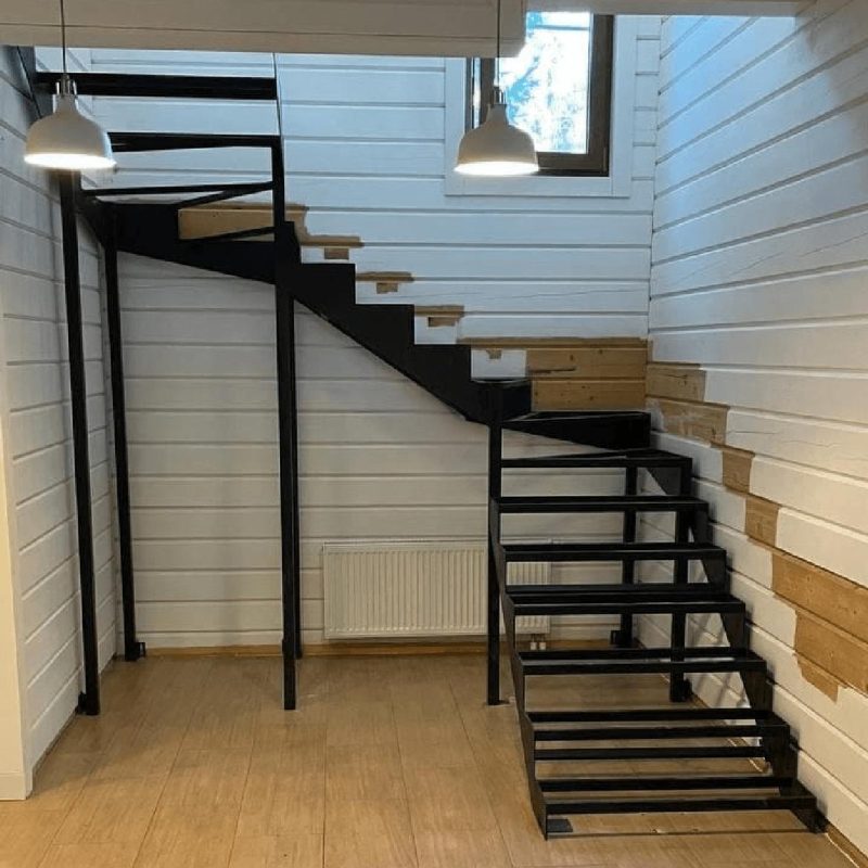Трехмаршевый каркас забежной железной лестницы в брусовом доме