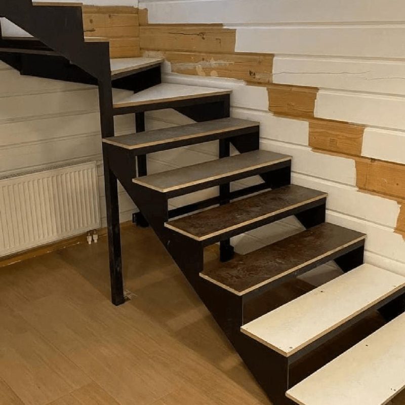 Трехмаршевый каркас забежной железной лестницы в брусовом доме