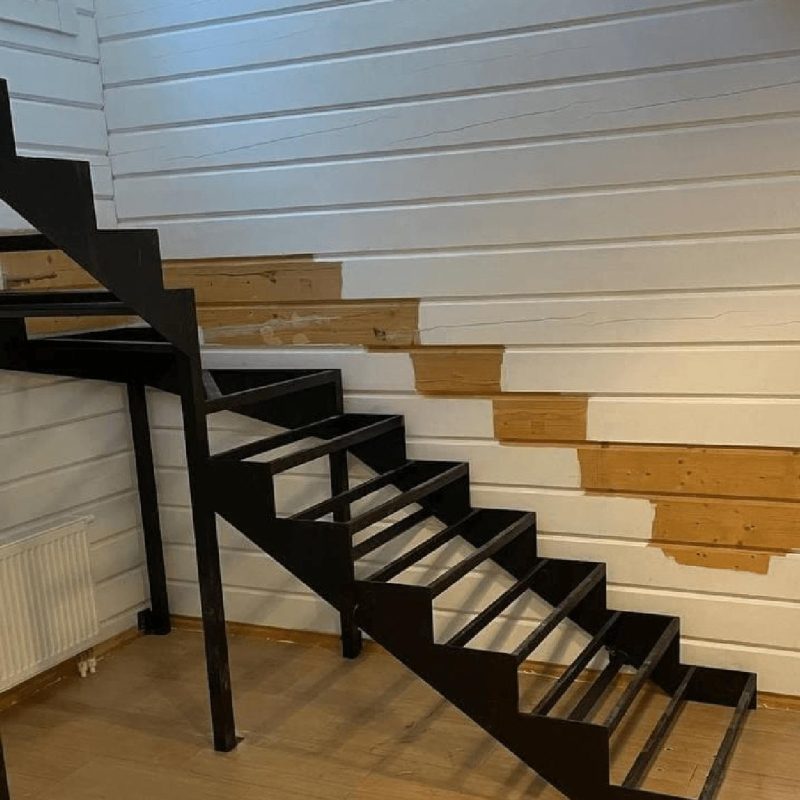 Трехмаршевый каркас забежной железной лестницы в брусовом доме