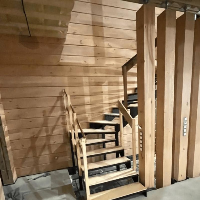 Трехмаршевый каркас железной лестницы в деревянном доме