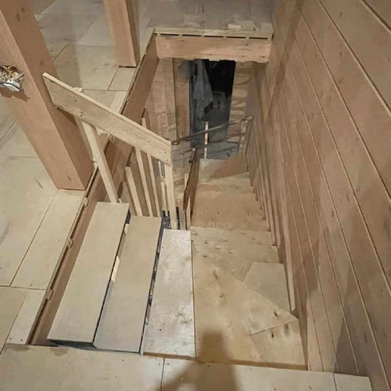 Трехмаршевый каркас железной лестницы в деревянном доме