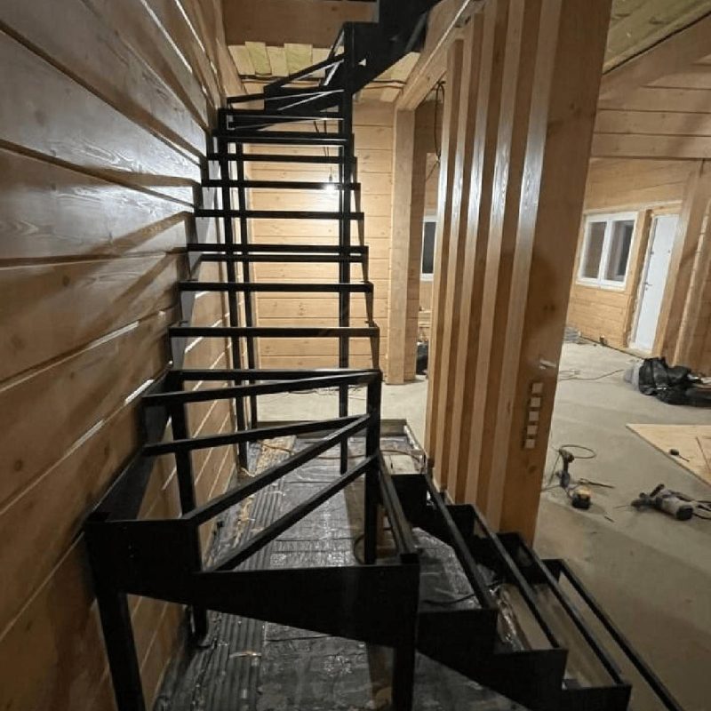 Трехмаршевый каркас железной лестницы в деревянном доме