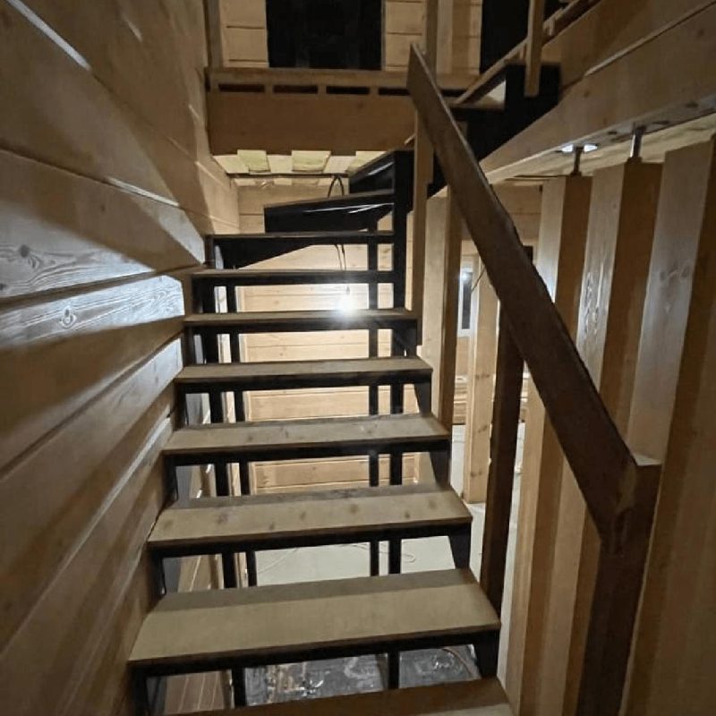 Трехмаршевый каркас железной лестницы в деревянном доме
