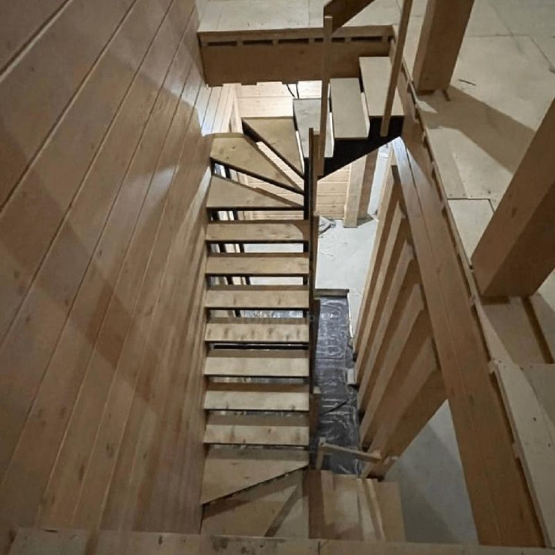 Трехмаршевый каркас железной лестницы в деревянном доме