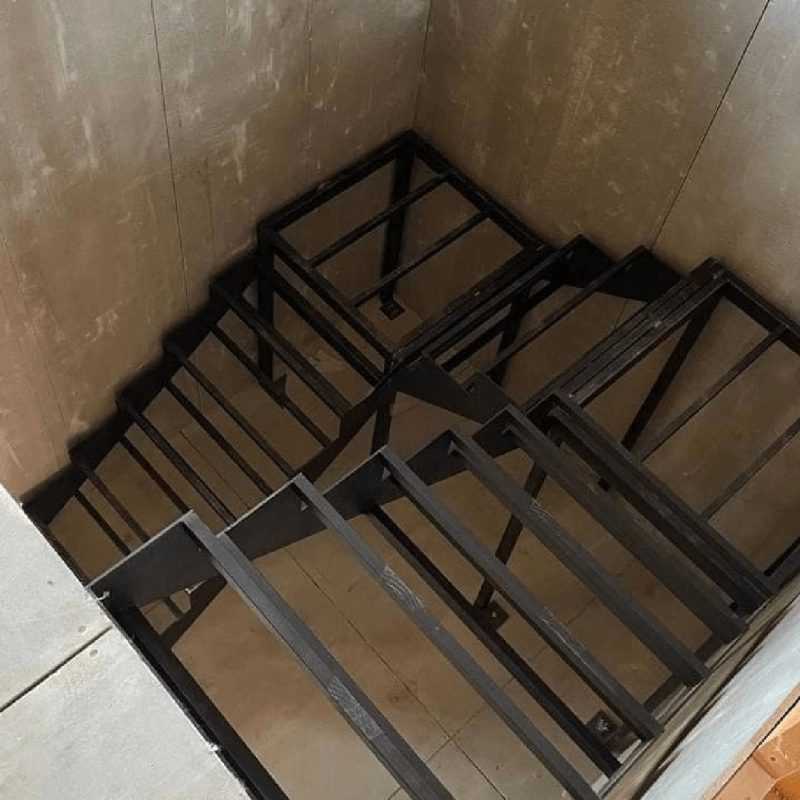 Трехмаршевый металлокаркас лестницы с двумя площадками