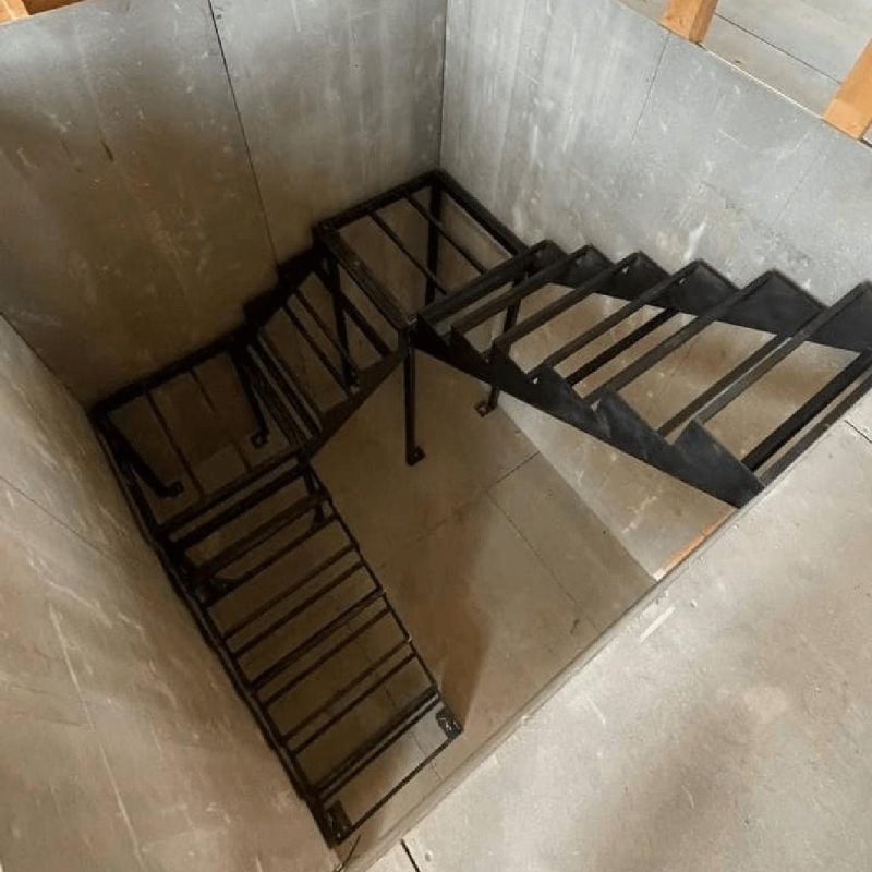 Трехмаршевый металлокаркас лестницы с двумя площадками