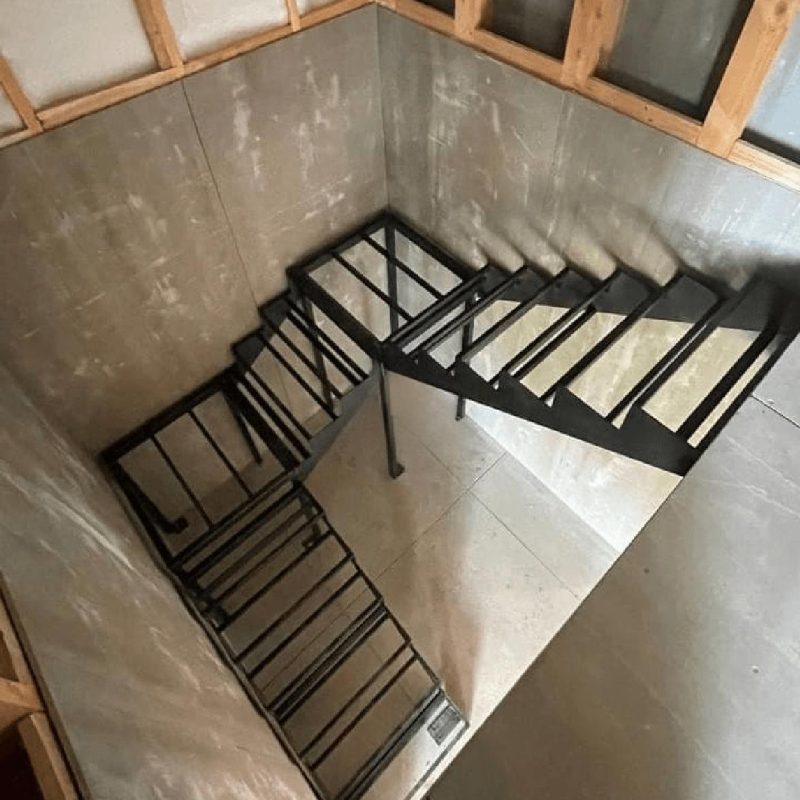 Трехмаршевый металлокаркас лестницы с двумя площадками