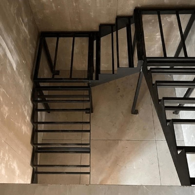 Трехмаршевый металлокаркас лестницы с двумя площадками