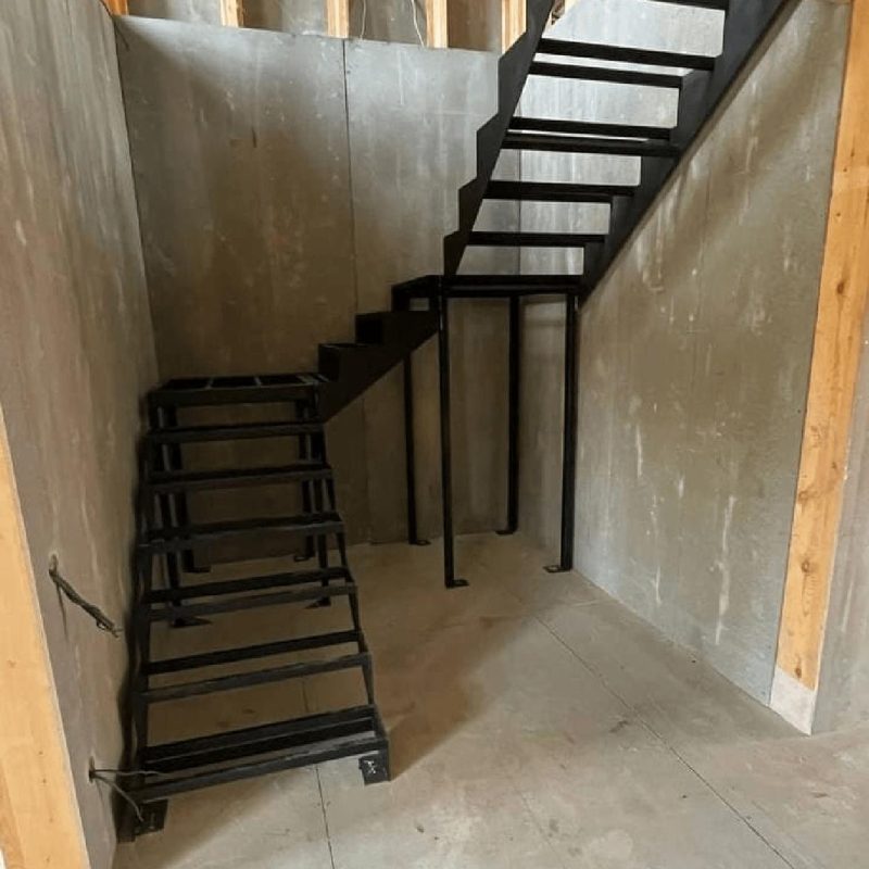 Трехмаршевый металлокаркас лестницы с двумя площадками