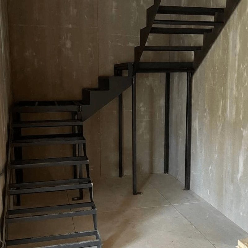 Трехмаршевый металлокаркас лестницы с двумя площадками