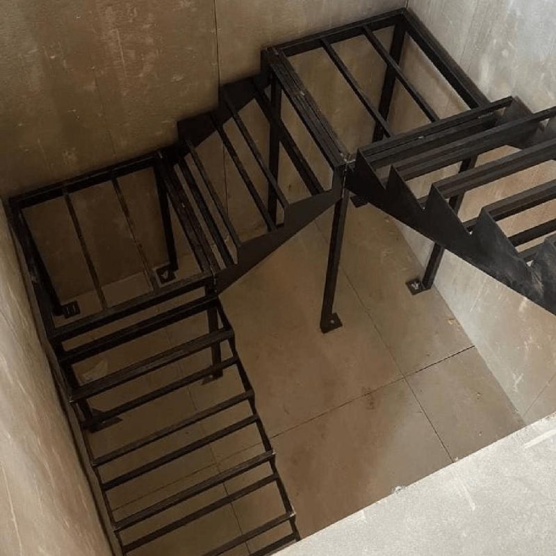 Трехмаршевый металлокаркас лестницы с двумя площадками