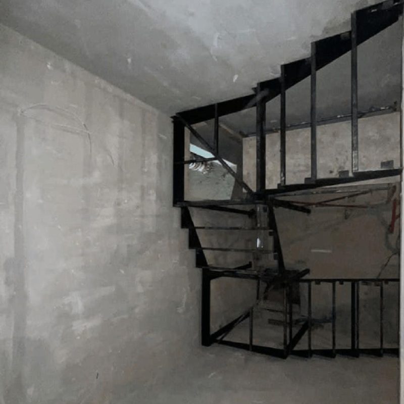 Трехмаршевый металлокаркас забежной лестницы с цоколя на второй этаж