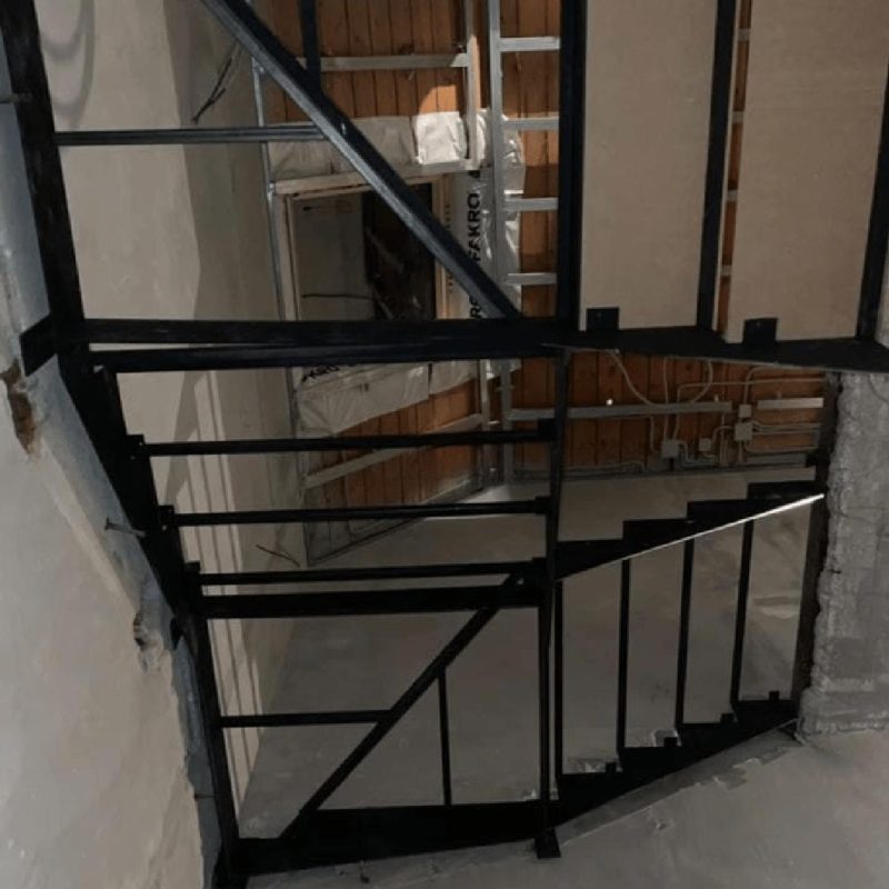 Трехмаршевый металлокаркас забежной лестницы с цоколя на второй этаж