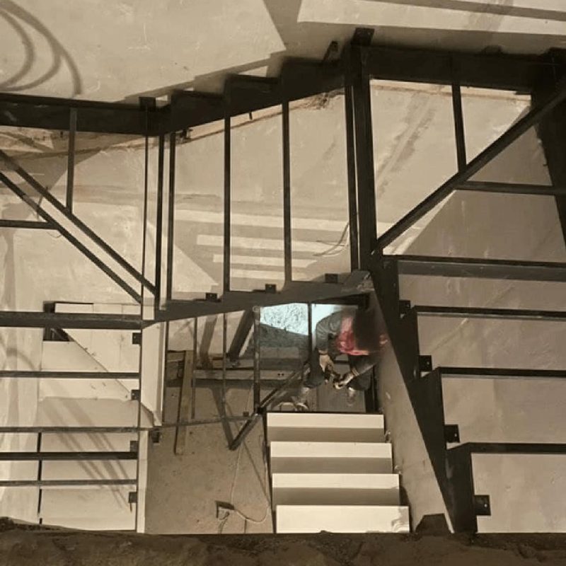 Трехмаршевый металлокаркас забежной лестницы с цоколя на второй этаж