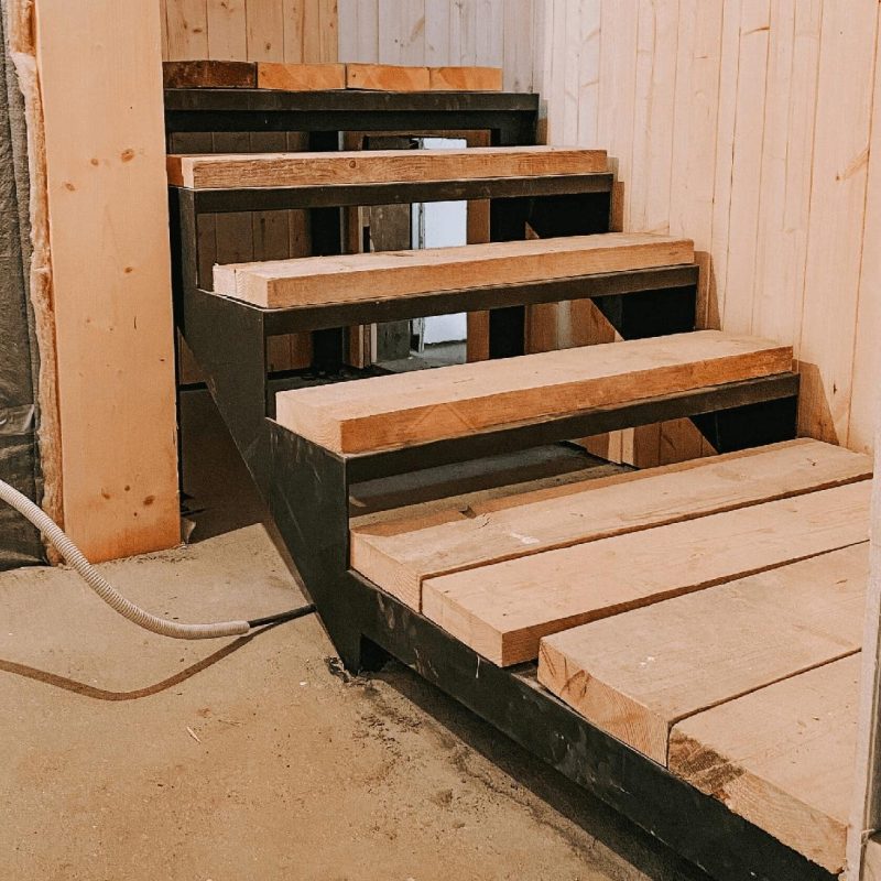 Трехмаршевый железный каркас лестницы с цоколя на первый этаж