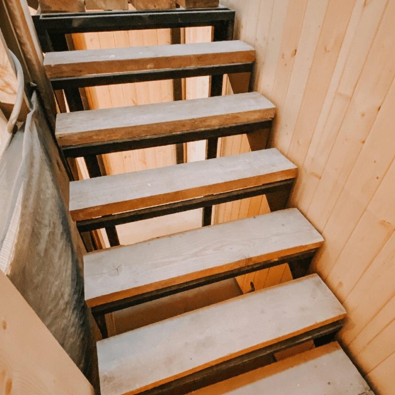 Трехмаршевый железный каркас лестницы с цоколя на первый этаж