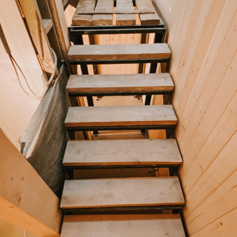 Трехмаршевый железный каркас лестницы с цоколя на первый этаж