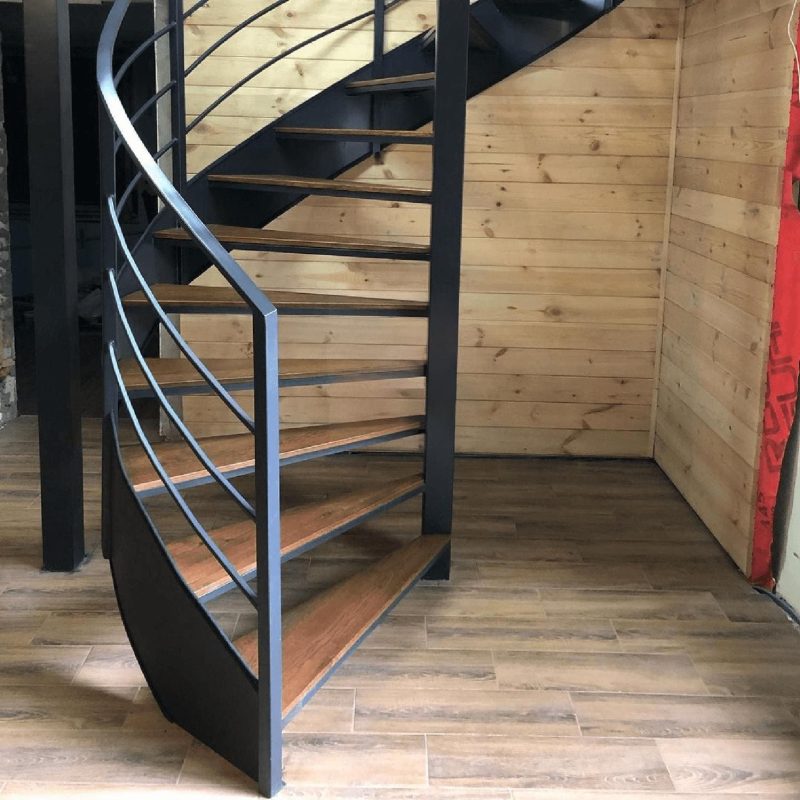 Винтовая лестница на металлической тетиве с деревянными ступенями