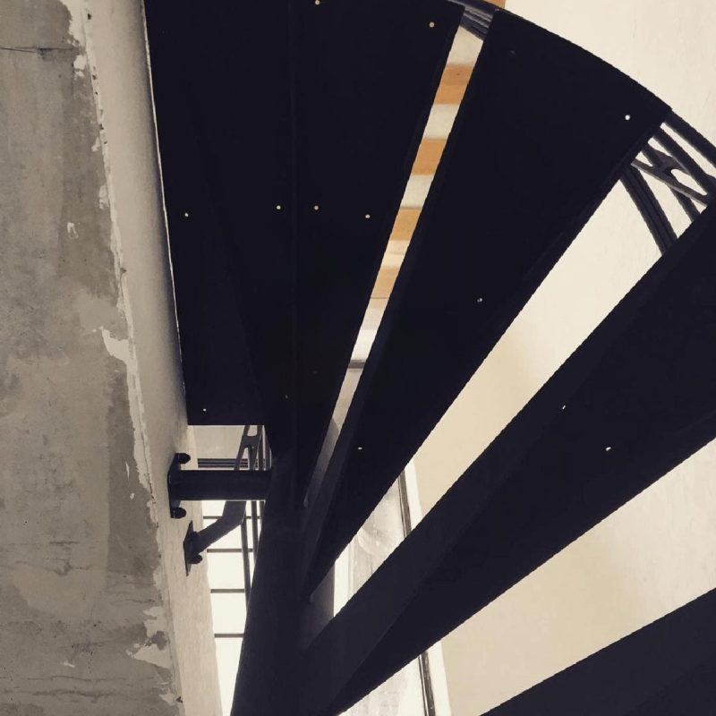 Винтовые лестницы на металлокаркасе со ступенями из стального листа