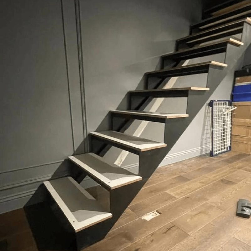 Железный каркас прямой одномаршевой лестницы на мансарду