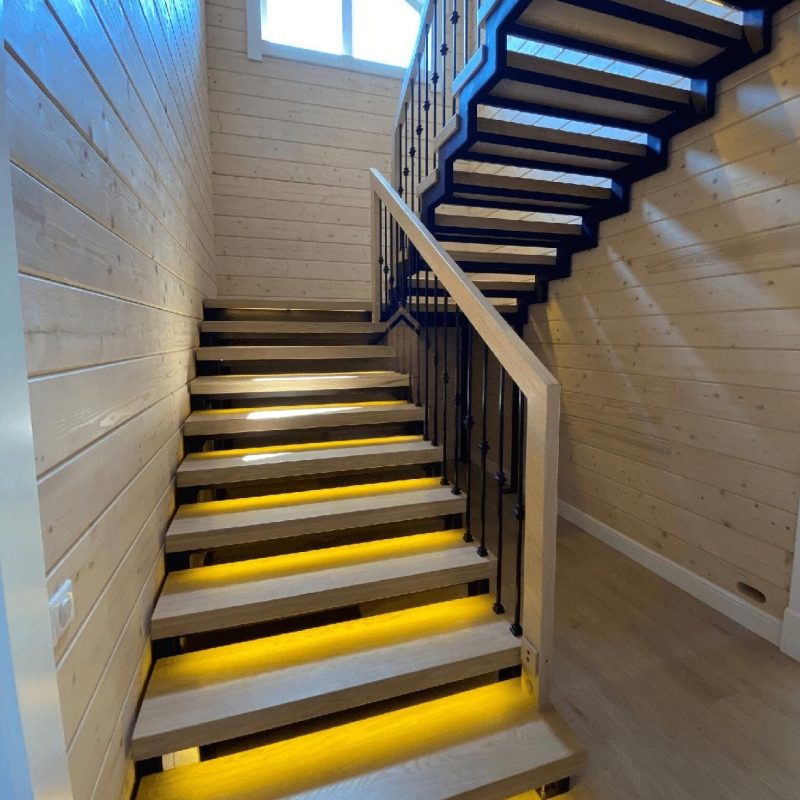 Лестница на двойном косоуре с толстыми ступенями из шпона