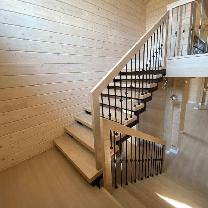 Лестница на двойном косоуре с толстыми ступенями из шпона