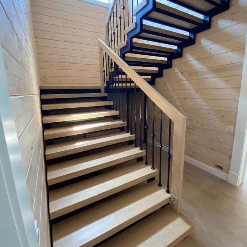 Лестница на двойном косоуре с толстыми ступенями из шпона