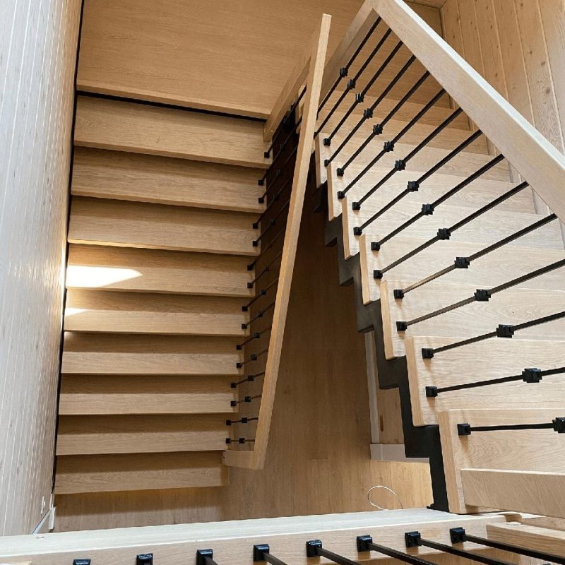 Лестница на двойном косоуре с толстыми ступенями из шпона