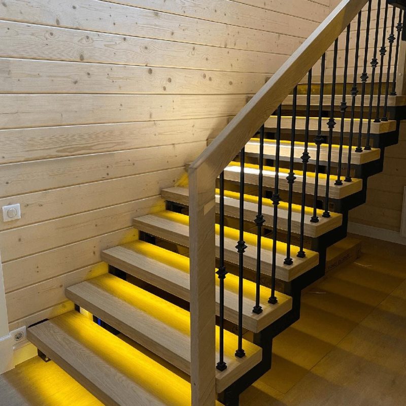 Лестница на двойном косоуре с толстыми ступенями из шпона